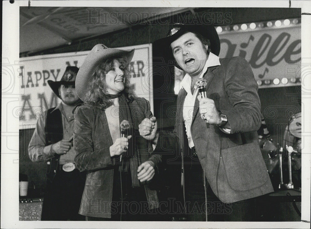 1980 Press Photo Mickey Gilley And Lacy Dalton Sing On CBS&#39; Happy New Yr America - Historic Images