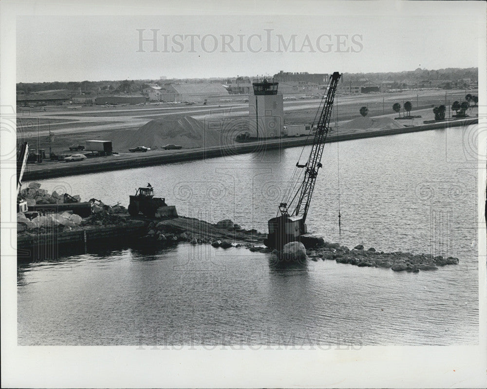 1977 Press Photo Crane During Construction On Breakwater For South Mole Marina - Historic Images