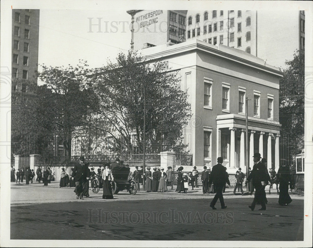1902 Press Photo People Stroll At Broad And Walnut Streets In Philadelphia - Historic Images