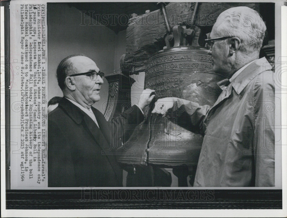 1964 Press Photo Israel Prime Minister Levi Eshkol, James Tate, Liberty Bell - Historic Images