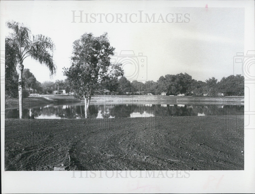 1969 Press Photo Cleaning Project, Lake Sheffield - Historic Images