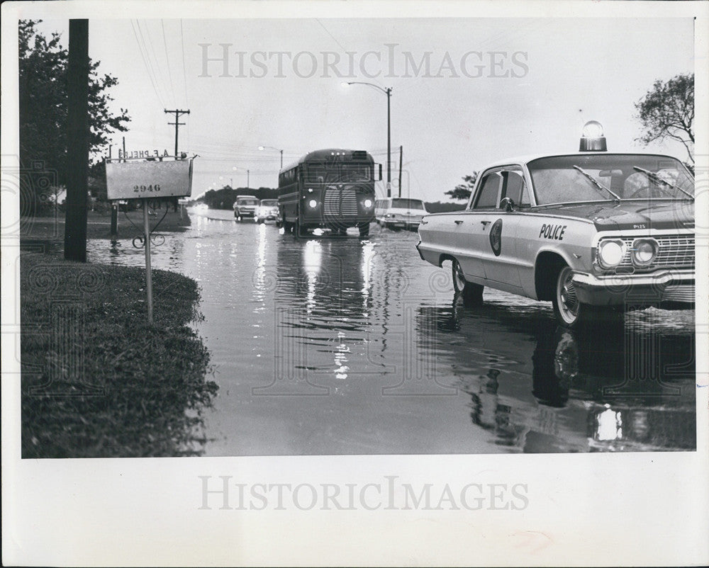 1964 Press Photo Flooded Streets Cause Cars To Pass With Caution - Historic Images