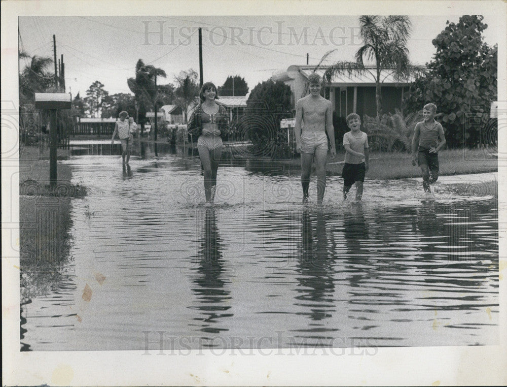 1967 Press Photo Children Make Their Way Out of Flooded Trailer Park - Historic Images