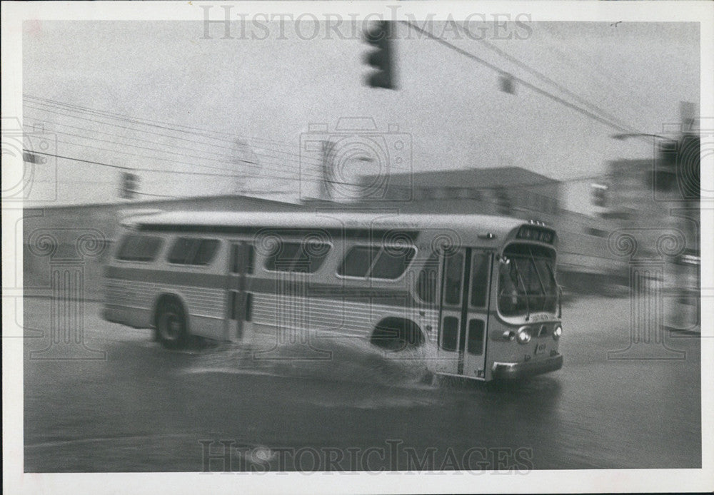 1967 Press Photo Suncoasters Ride In Buses Through Flooded Streets On Central Av - Historic Images