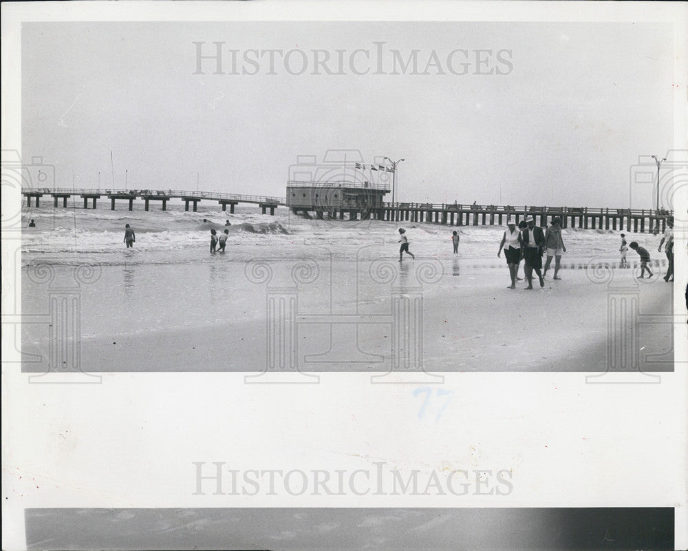 1964 Press Photo Clearwater Beach Goers In Rain Florida - Historic Images