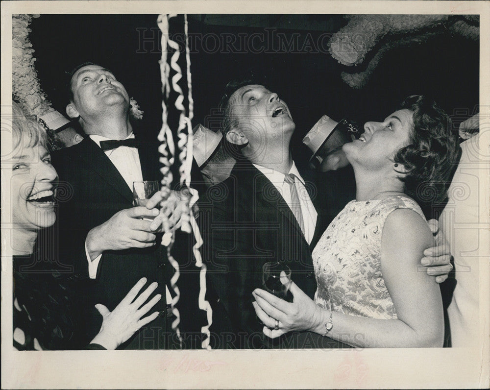 1967 Press Photo New Years Eve, Mrs Ray Bond - Historic Images