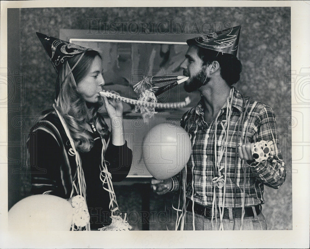 1978 Press Photo New Year&#39;s Eve Party-Goers - Historic Images