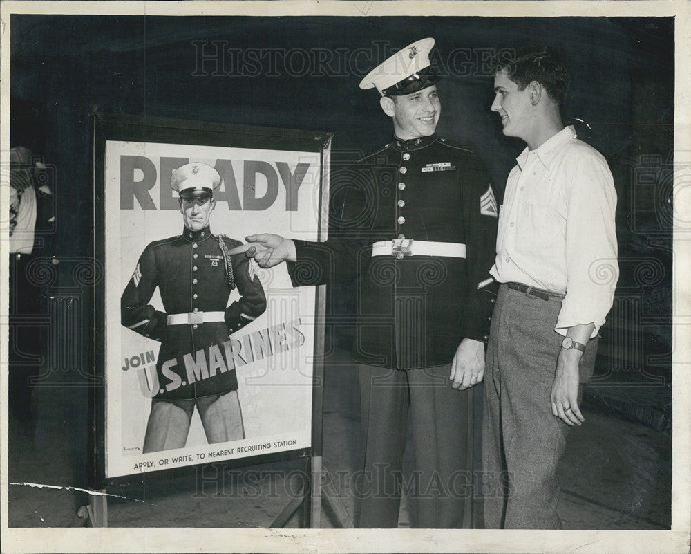 1945 Press Photo Staff Sgt.Russell Allen Recruits Robert Smith - Historic Images