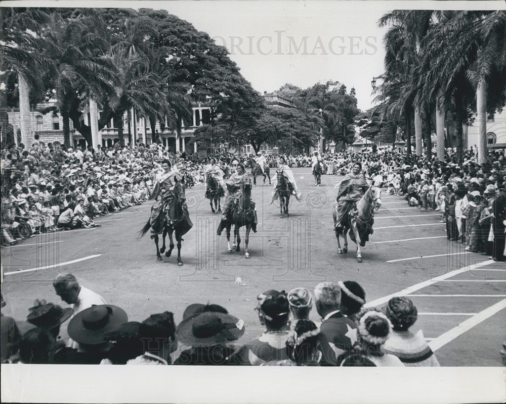 1964 Press Photo Pa-u Riders In Traditional Costumes In Kamehameha Day Parade - Historic Images