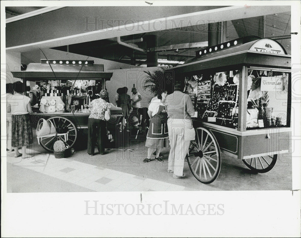 1985 Press Photo Pushcarts Mall Harbour Island Tampa Florida - Historic Images