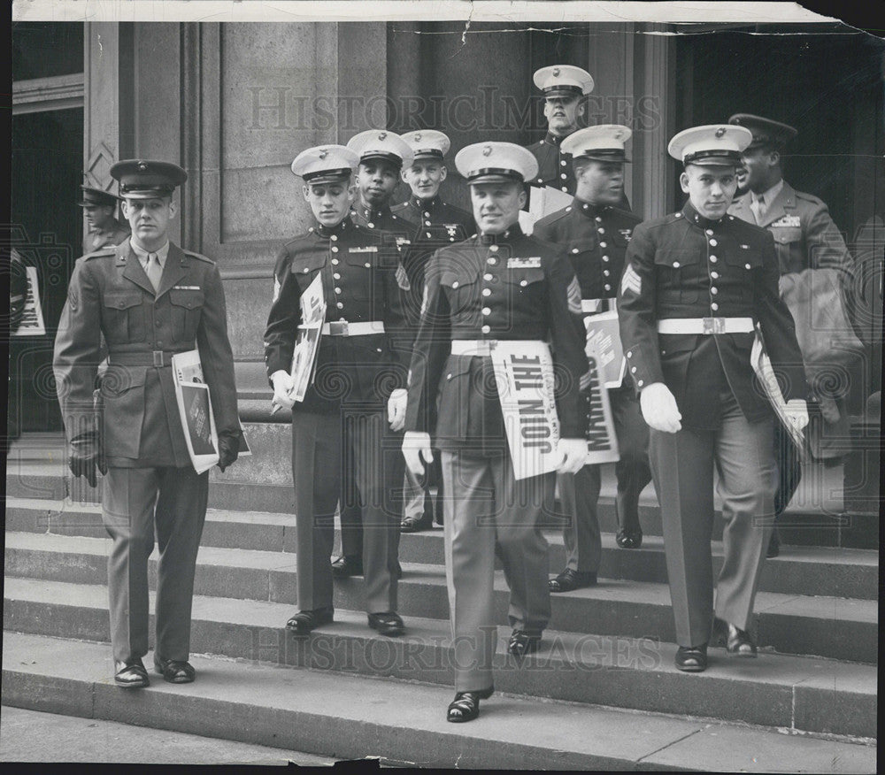 1955 Press Photo US Marines, Chicago Federal Building - Historic Images