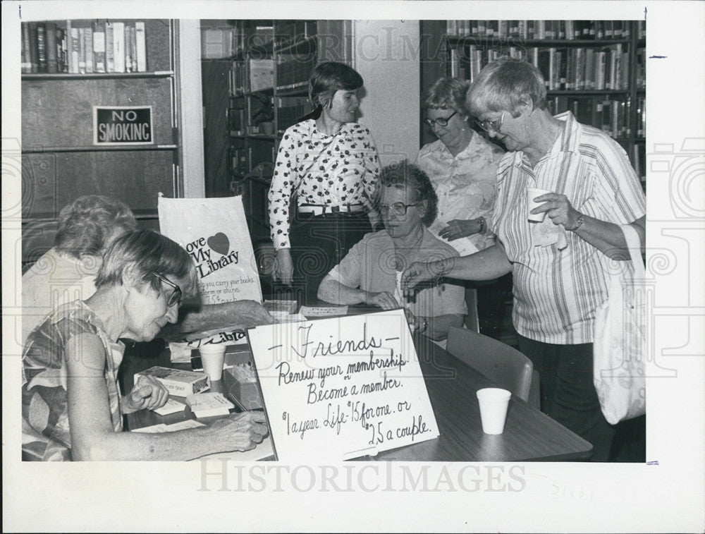 1982 Press Photo Pauline Hurt, Easter Chapman, Lillian Hooting - Historic Images