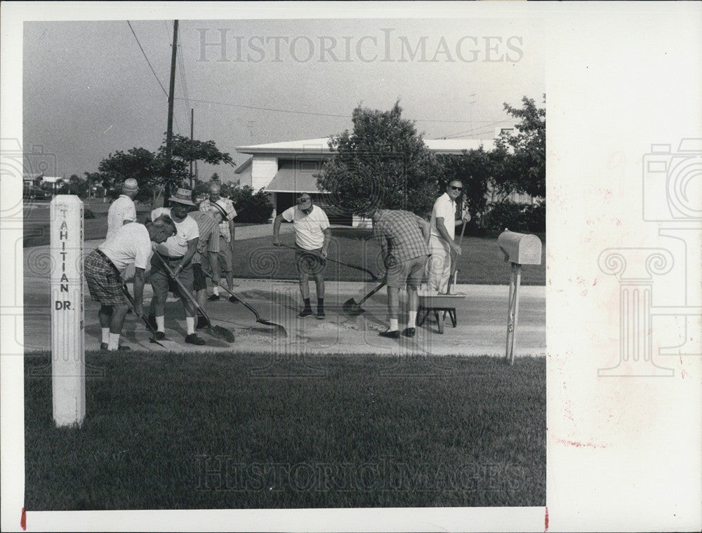 1972 Press Photo Tahitian Homes Residents Fix Road In Holiday-Florida - Historic Images