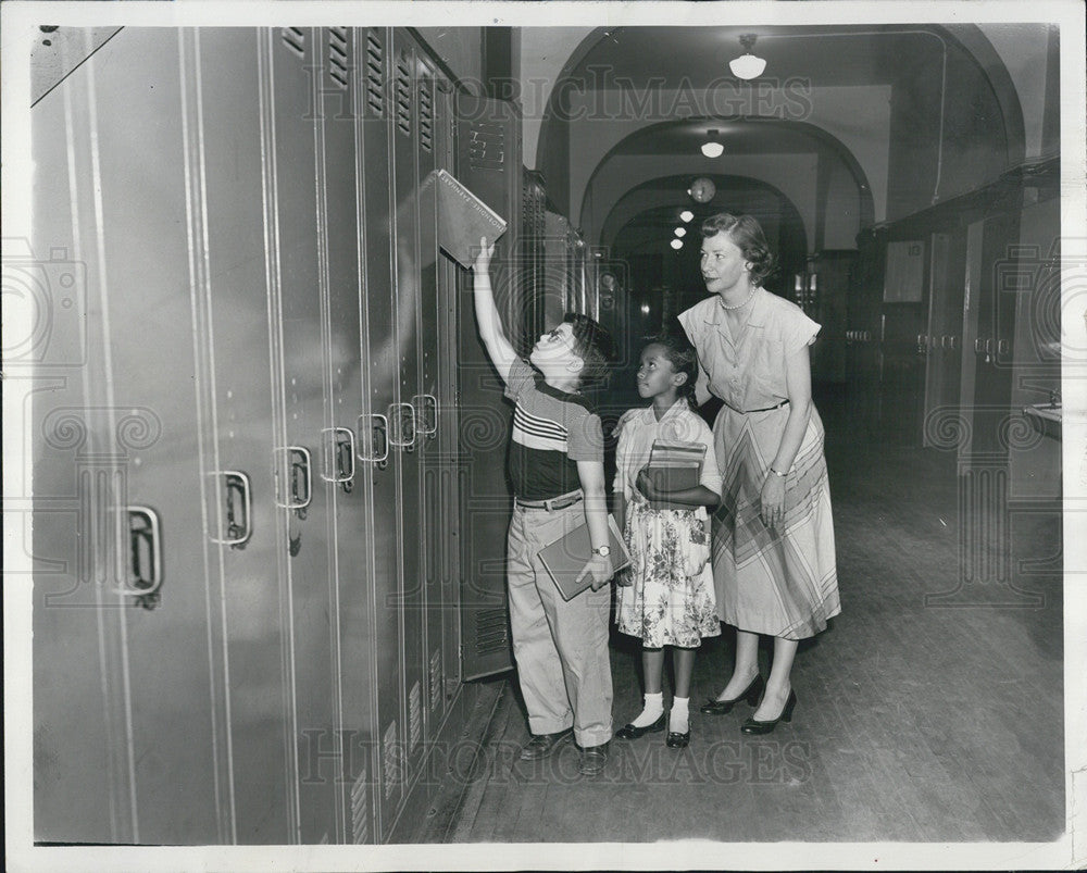 1957 Press Photo 3rd Graders of Marshall Elementary Must Use High School Lockers - Historic Images