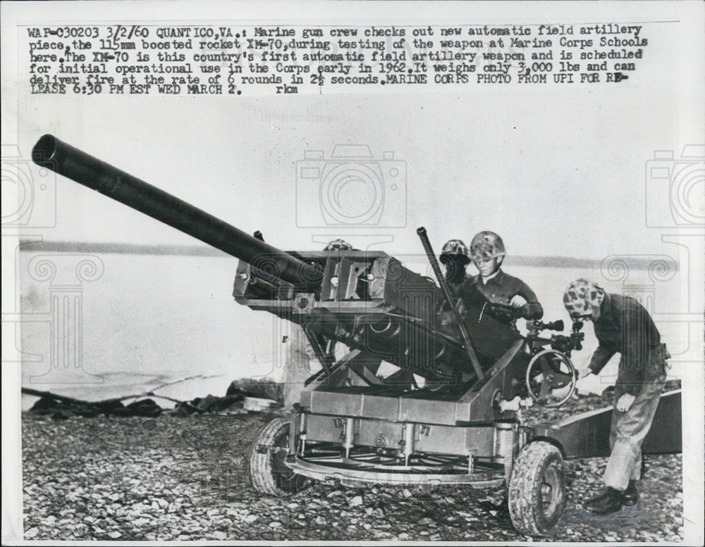 1960 Press Photo Marine School Gun Crew Works New 115mm Boosted Rocket Exercise - Historic Images