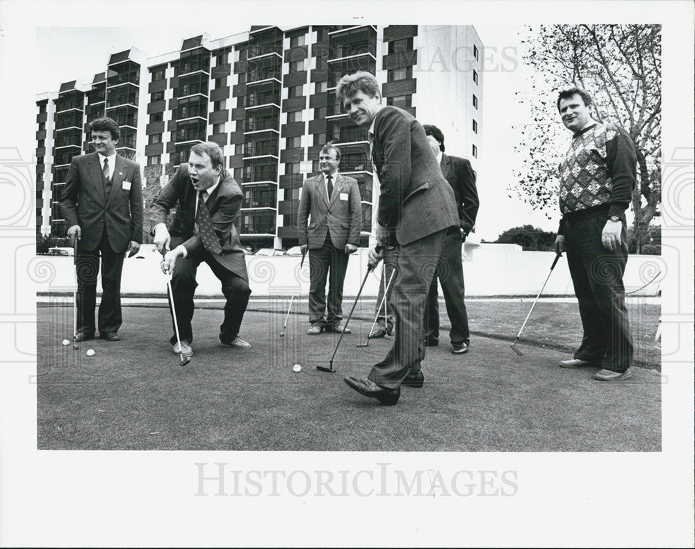 1991 Press Photo Soviet Businessmen Putter Around In Largo - Historic Images