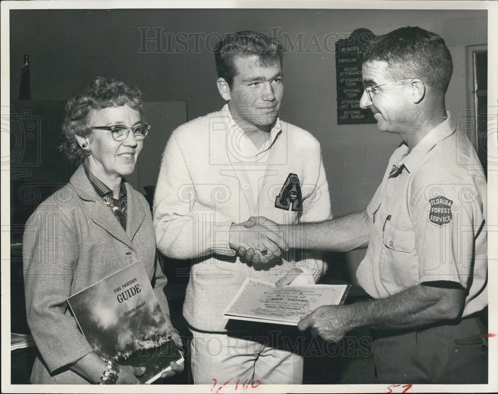 1966 Press Photo Fla. Forester &amp; 2 Receiving Certificates - Historic Images