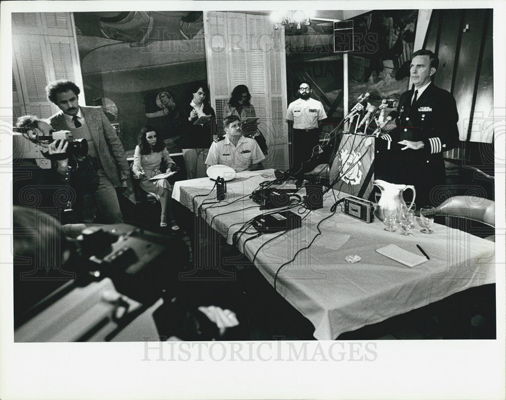 1990 Press Photo Military officer giving press conference - Historic Images