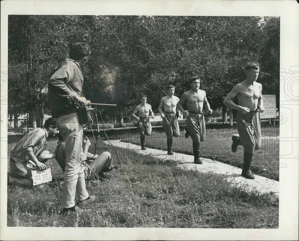 1969 Press Photo Soviet Soldier athletics. - Historic Images