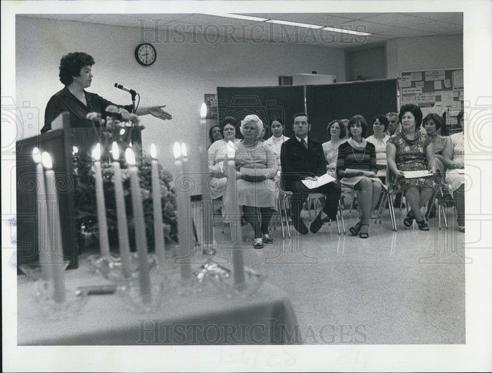 1978 Press Photo Sylvia Thomasson installs new officers of Phi Theta Kappa. - Historic Images