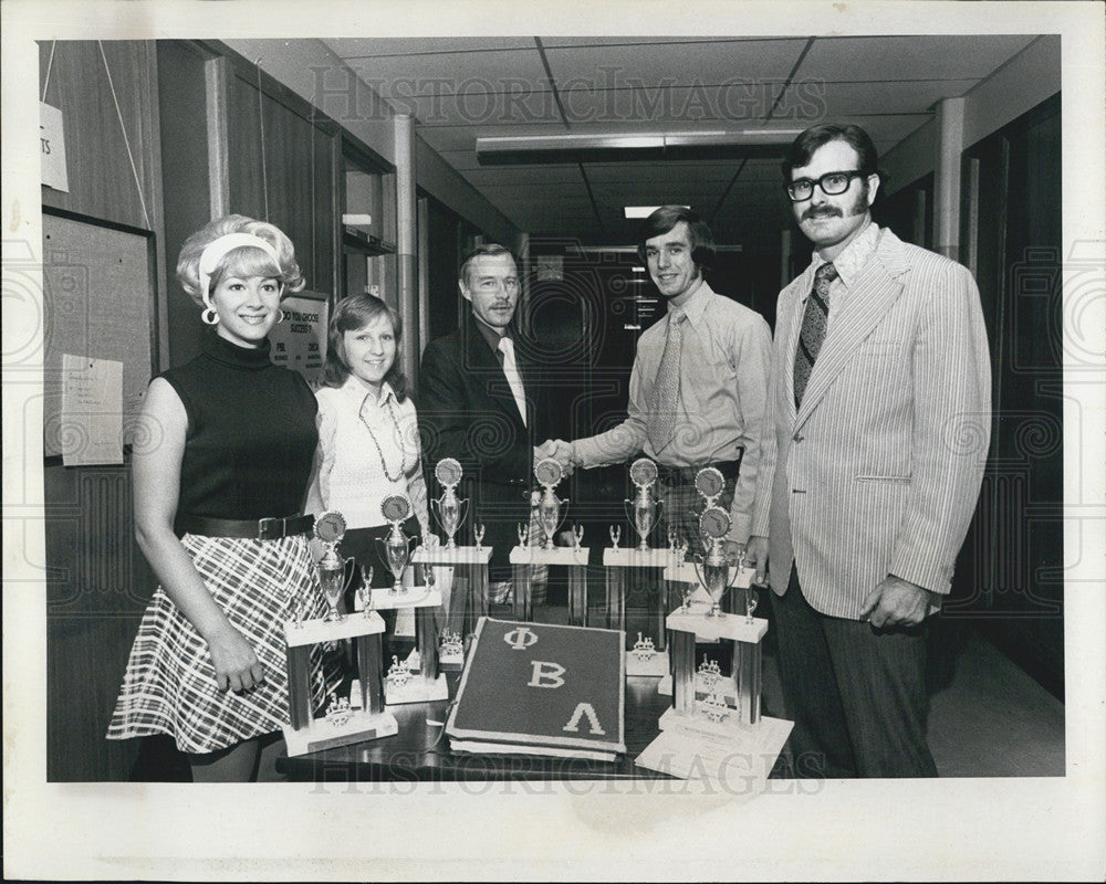 1974 Press Photo L to R; Darla Borsa, Sue Fisher, Dr. Max DeVane,Robert - Historic Images