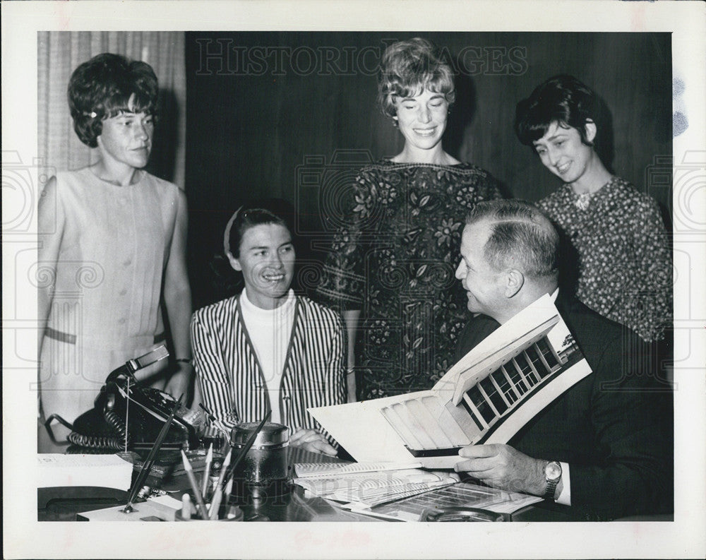 1966 Press Photo Phi Beta Psi Beta Delta Chapter hands out biology experiment bo - Historic Images