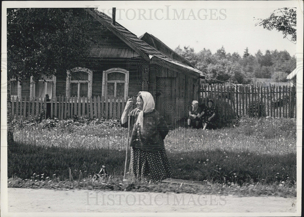 1972 Press Photo Wooden houses and peasant women in the Russian countryside - Historic Images