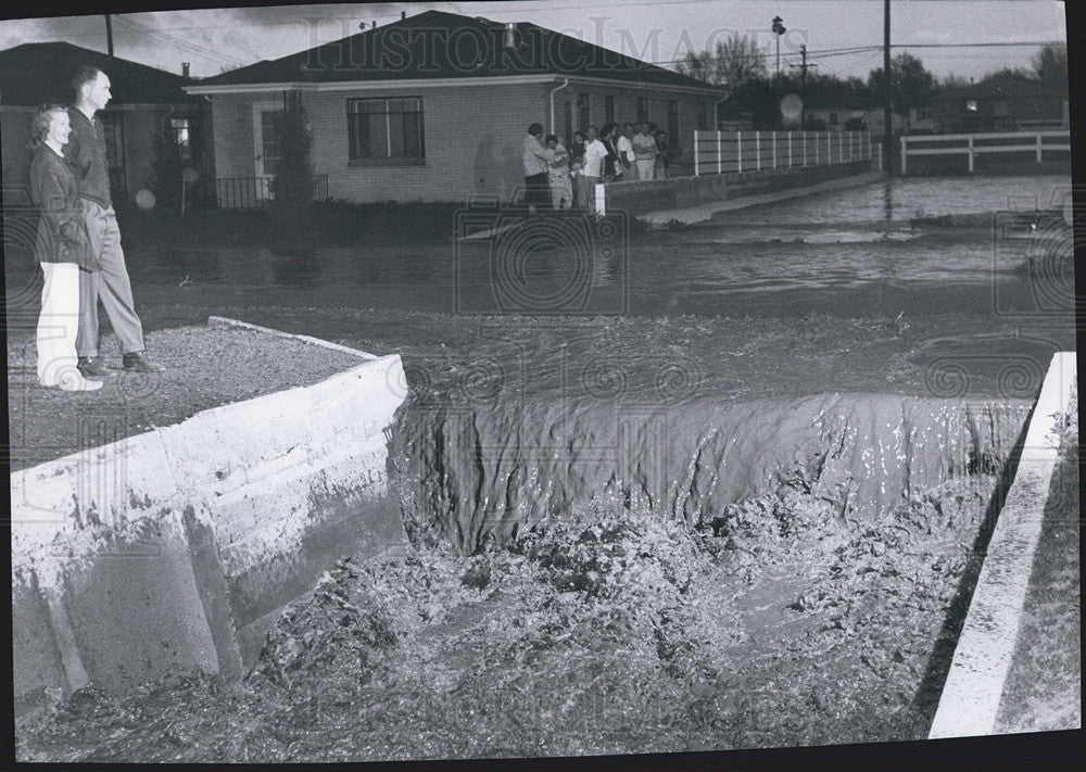 1958 Press Photo Water From Flooded Streets Runs Into Harvard Gulch, Denver, CO - Historic Images