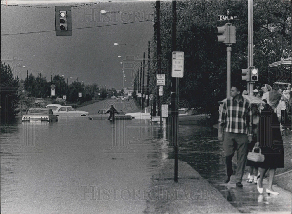 1965 Press Photo Pres. Johnson&#39;s motorcade swept down the street by floods - Historic Images