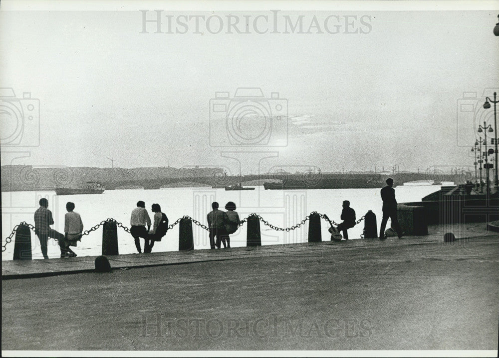 1983 Press Photo Leningraders Are Silhouetted During &quot;White Nights&quot; - Historic Images