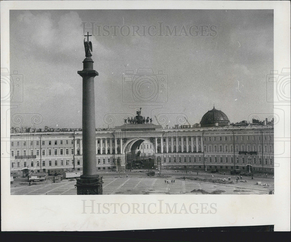 1974 Press Photo Alexander&#39;s Column Towers Over Palace Square in Leningrad - Historic Images