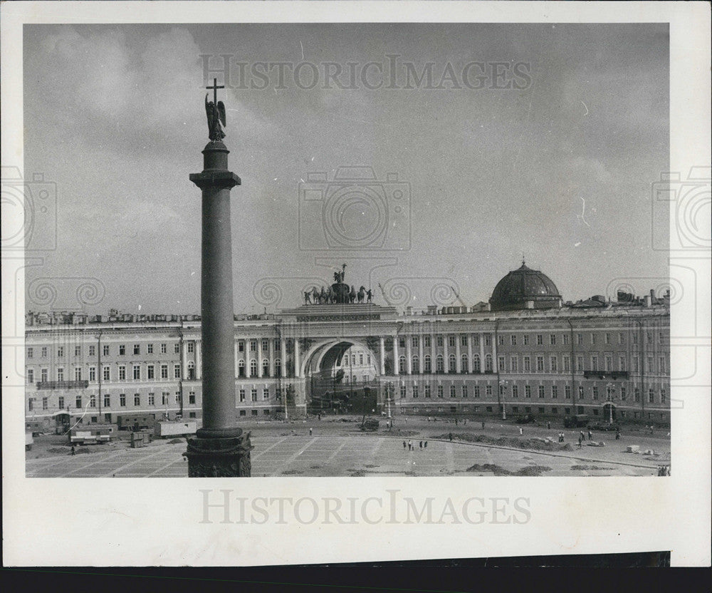 1974 Press Photo Alexander's Column Towers Over Palace Square in Leningrad - Historic Images