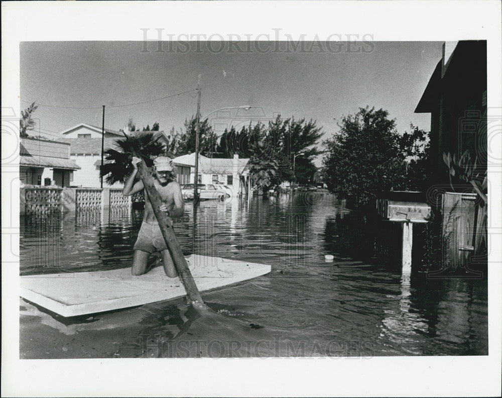 1982 Press Photo Dan Sutton Paddles in Bay Drive Sunset Beach after Storm - Historic Images