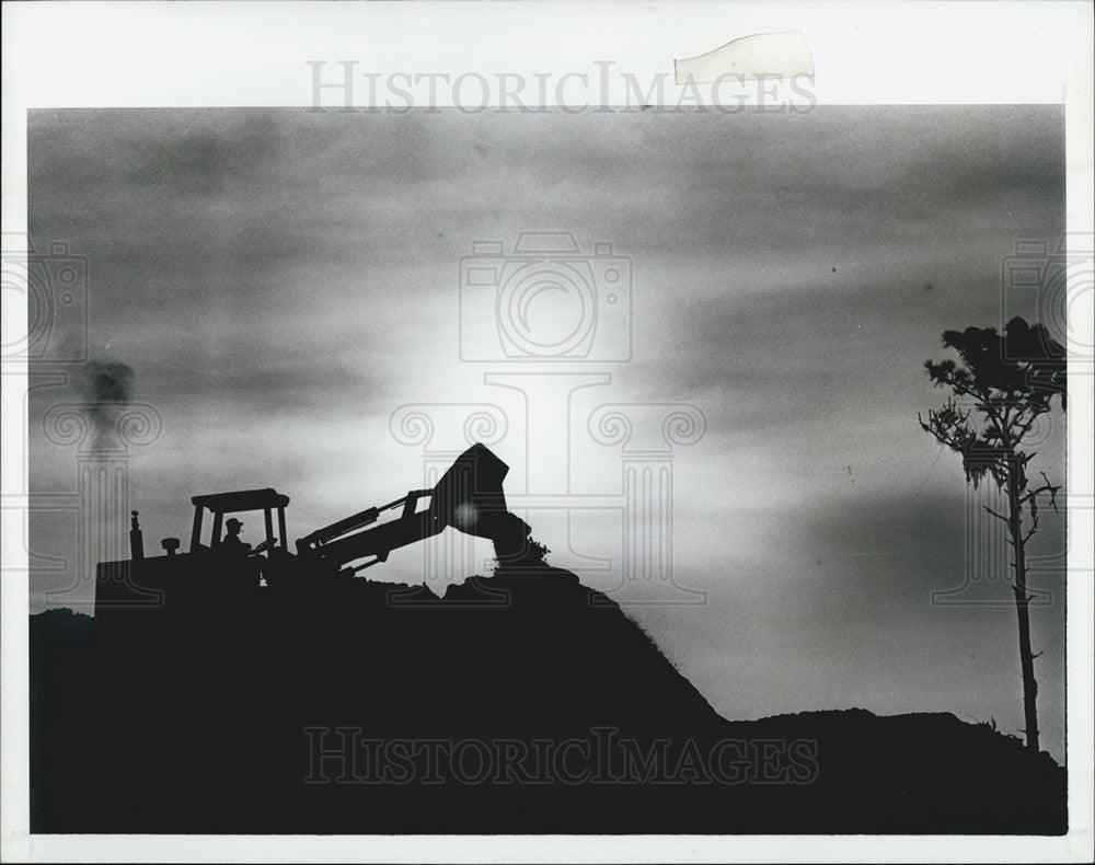 1990 Press Photo Charles Steele Operates a Bulldozer Early Morning - Historic Images