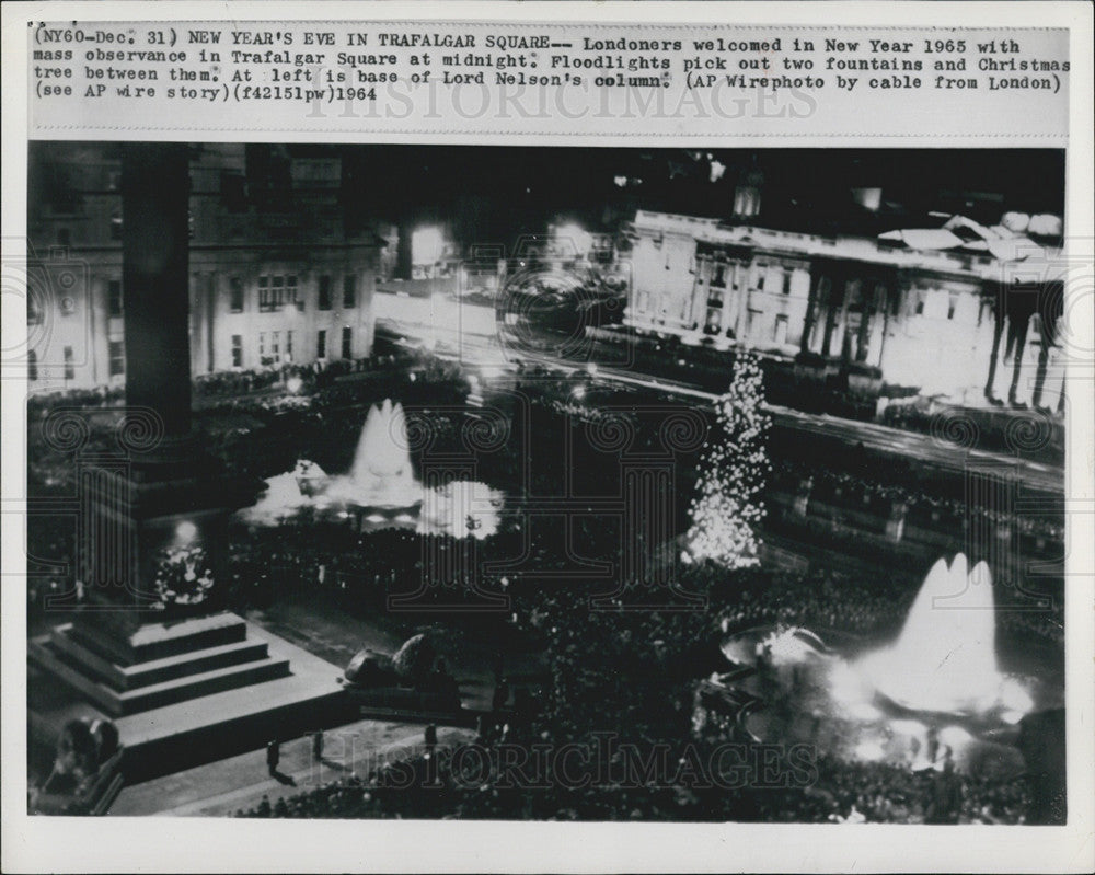 1964 Press Photo of New Year&#39;s Eve celebration in Trafalgar Square - Historic Images