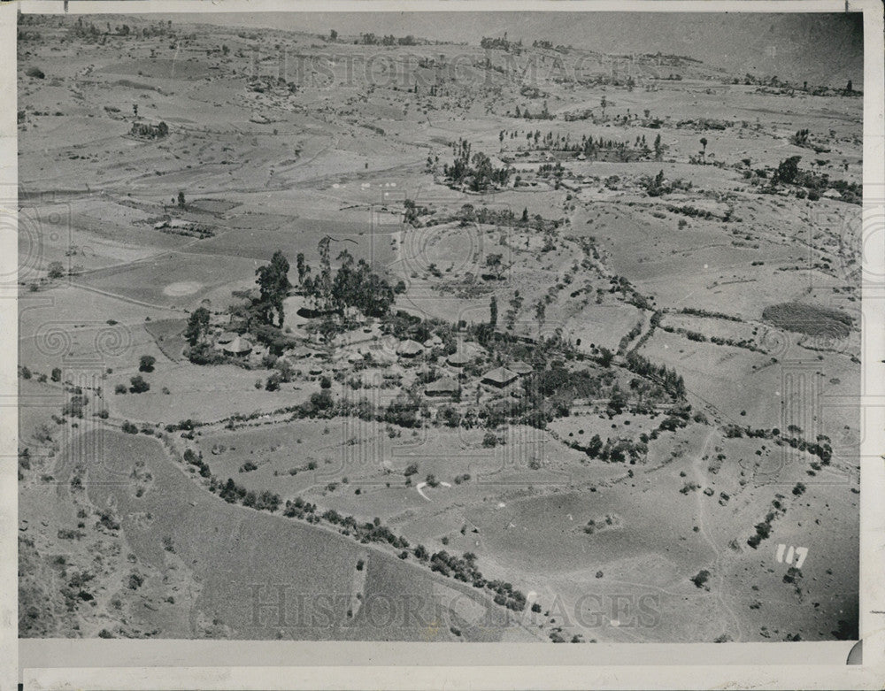 1935 Press Photo  A typical Ethopian village, after bombing by Italy. - Historic Images