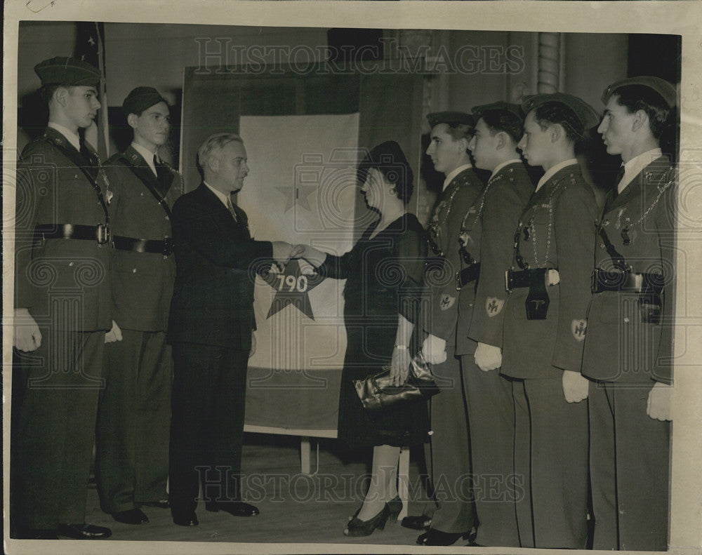 1943 Press Photo 1st Lt. Robert Denn, 2d Lt. Victor Croft, Gov. Green - Historic Images