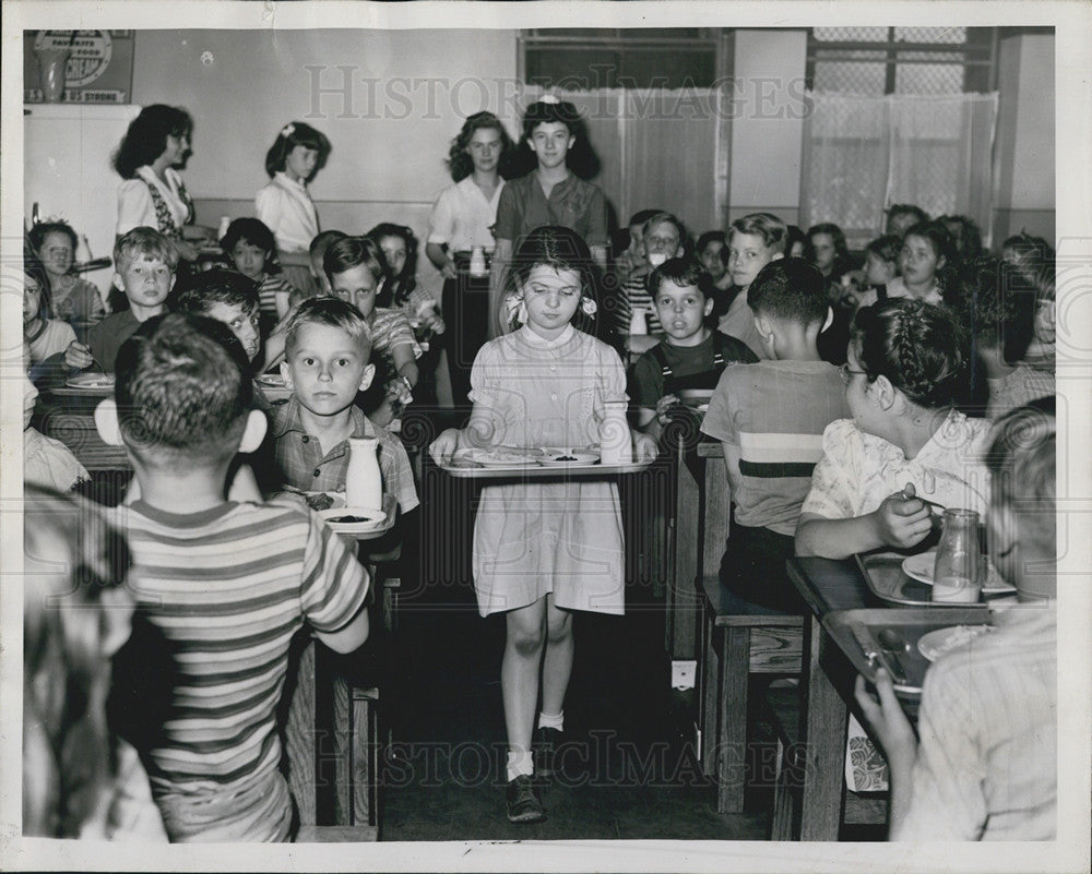 1944 Press Photo Nellie Meehan, Geraldine Meyers &amp; other children eating lunch, - Historic Images