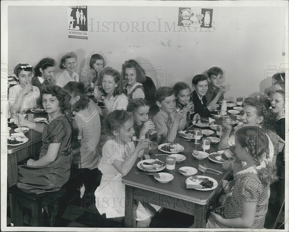 1944 Press Photo Six Cent lunch patrons at public school. - Historic Images