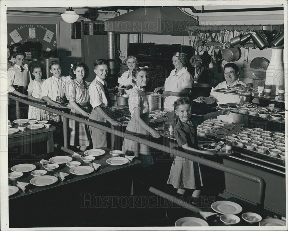 1944 Press Photo Penny lunch patrons at Komensky School. - Historic Images