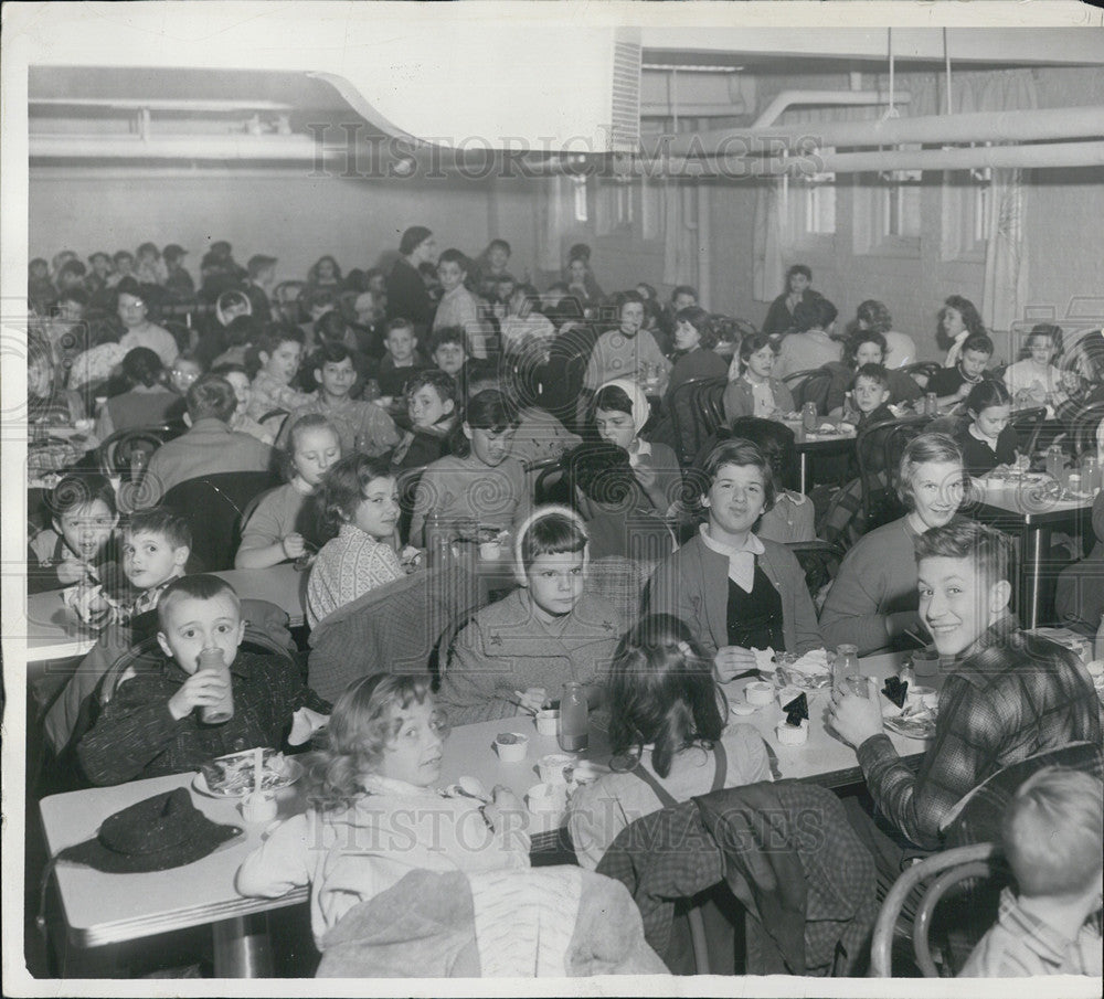 1957 Press Photo Children of Wentworth school eating lunch. - Historic Images