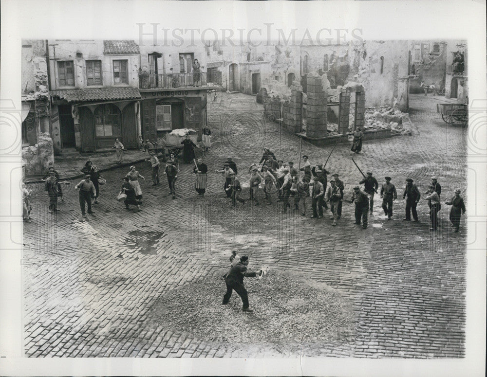 1945 Press Photo Scene from the film adaptation of &quot;A Bell For Adano&quot; - Historic Images