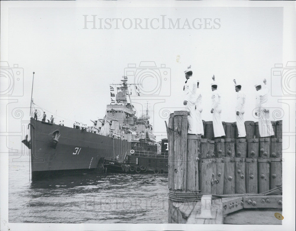 1953 Press Photo U.S. Sailors Watch Canadian Light Cruiser Quebec Steam Up North - Historic Images