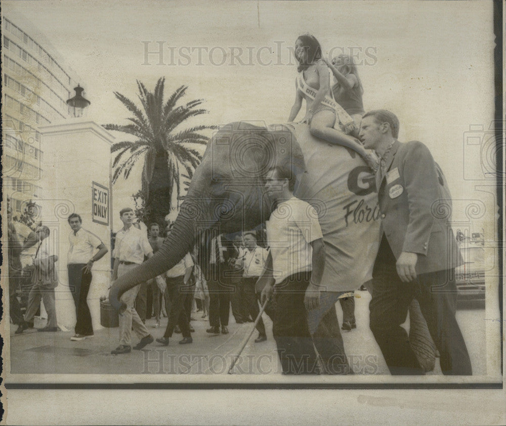 1968 Press Photo Lynn Allen & Patty Buchannan Elephant in Florida - Historic Images