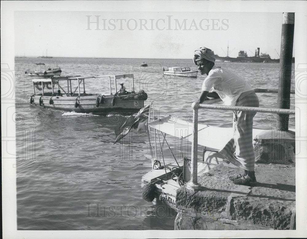 1949 Press Photo &quot; Ancient Aden&quot; at Aden&#39;s,Modern Boats lie alongside old craft - Historic Images