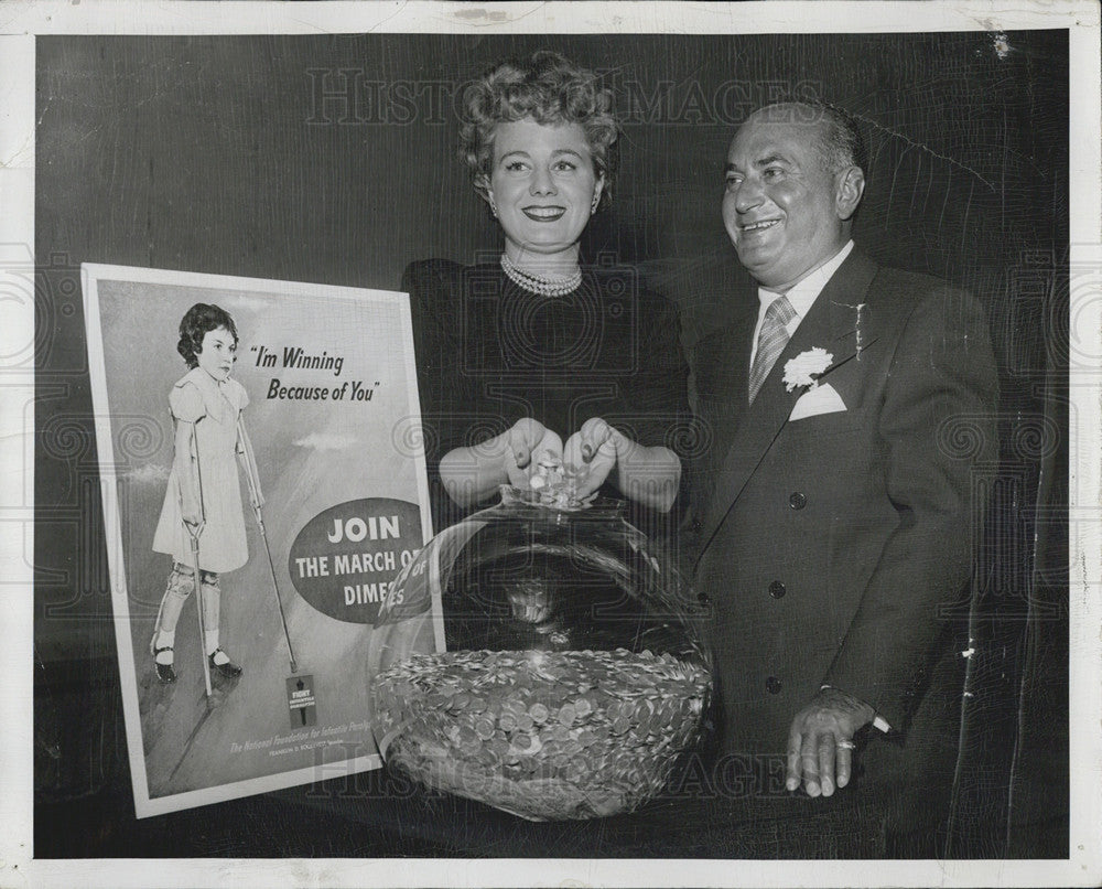 1950 Press Photo Morris Sachs Chicago Merchant Civic Leader Shelley Winters - Historic Images