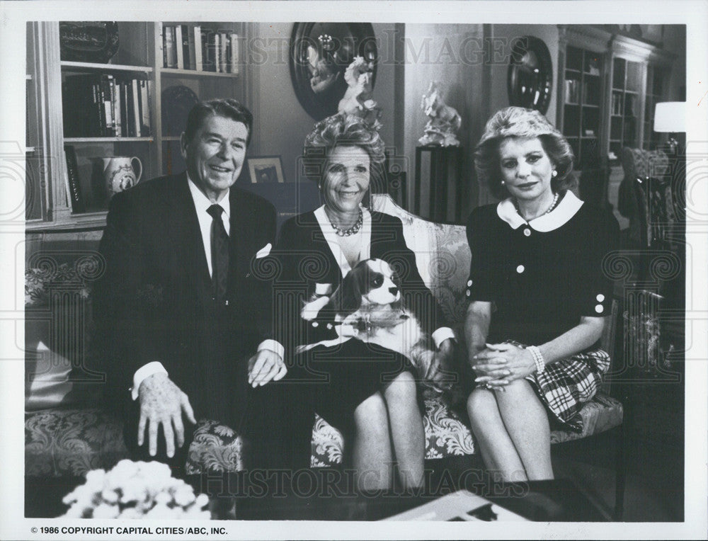 1986 Press Photo Barbara Walters interviews Pres. &amp; Nancy Reagan in Oval Office - Historic Images