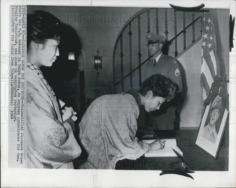 1964 Press Photo Japanese Women Visit U.S. Embassy Tokyo Gen. Douglas MacArthur - Historic Images