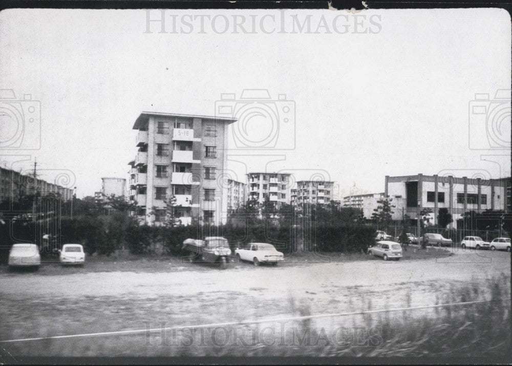 1970 Press Photo Japanese Government Housing Projects Apartment Building Parking - Historic Images