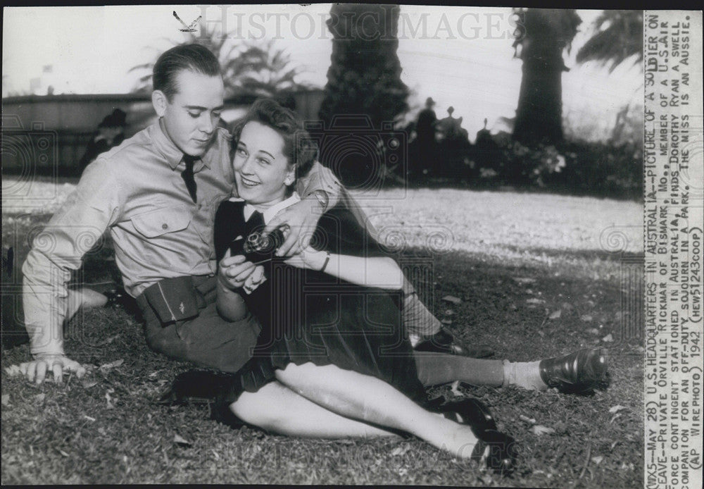 1942 Press Photo Private Orville Rickmar US Air Force and Dorothy Ryan an Aussie - Historic Images